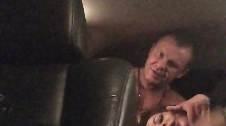 Стоянок трахает Елену Беркову в тачке на парковке