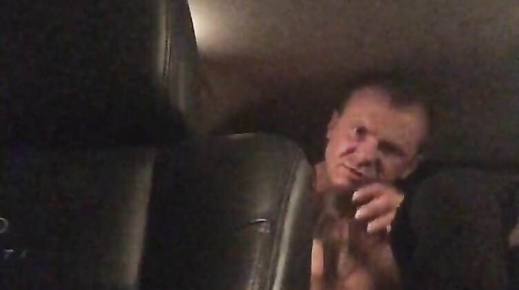 Стоянок трахает Елену Беркову в тачке на парковке