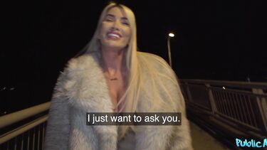 Чех запикапил милфу секс бомбу из Англии и выебал ее за деньги