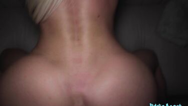 Чех запикапил милфу секс бомбу из Англии и выебал ее за деньги