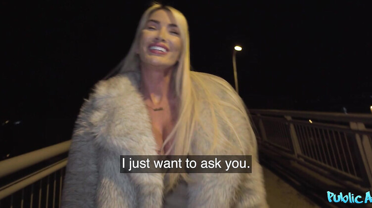 Чех запикапил милфу секс бомбу из Англии и выебал ее за деньги