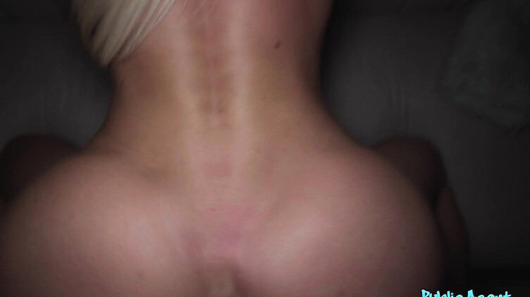 Чех запикапил милфу секс бомбу из Англии и выебал ее за деньги