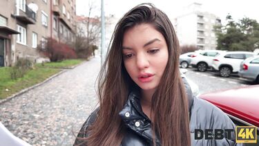 Банковский коллектор трахнул Анна Беллу за долги