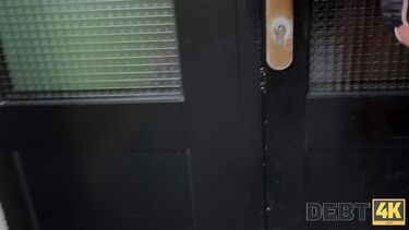 Банковский коллектор трахнул Анна Беллу за долги