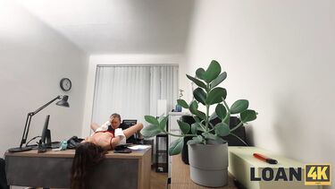 Менеджер банка трахает Анна Беллу за кредит