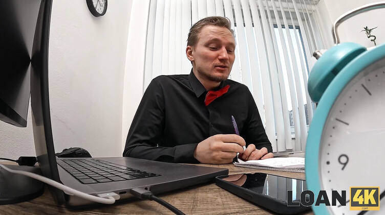 Менеджер банка трахает Анна Беллу за кредит