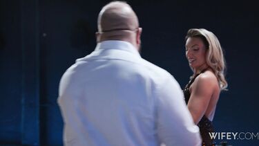 Двойной минет: Два 25-сантиметровых черных хуя трахают чужую жену при муже