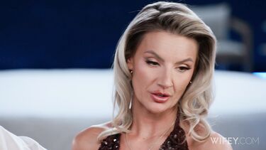 Два 25-сантиметровых черных хуя трахают чужую жену при муже