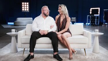 Два 25-сантиметровых черных хуя трахают чужую жену при муже