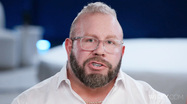 Два 25-сантиметровых черных хуя трахают чужую жену при муже