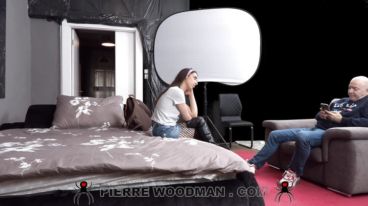 Вудман без гандона ебет в жопу Лолу Херт