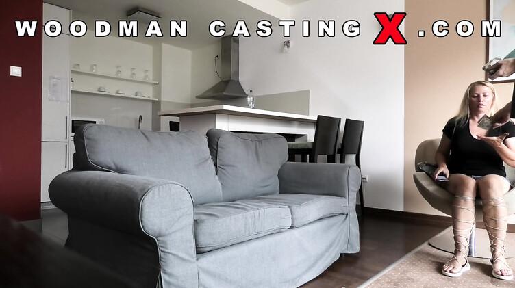 Вудман ебет русскую фитнес тренершу Эффи Свит в жопу