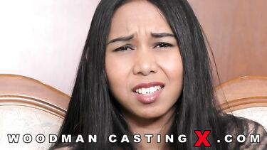 Вудман ебет в жопу тайку Килла Ракета, она пушает язык в его задницу