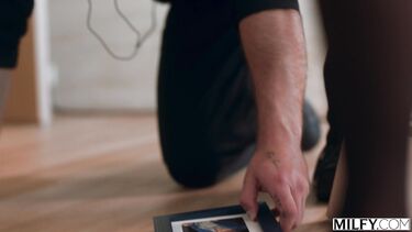 Молодой уборщик ебет замужнюю милфу в офисе