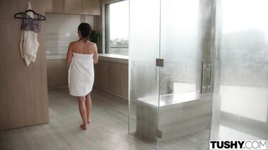 Тугая попка Адрианы Чечик растягивается толстым членом